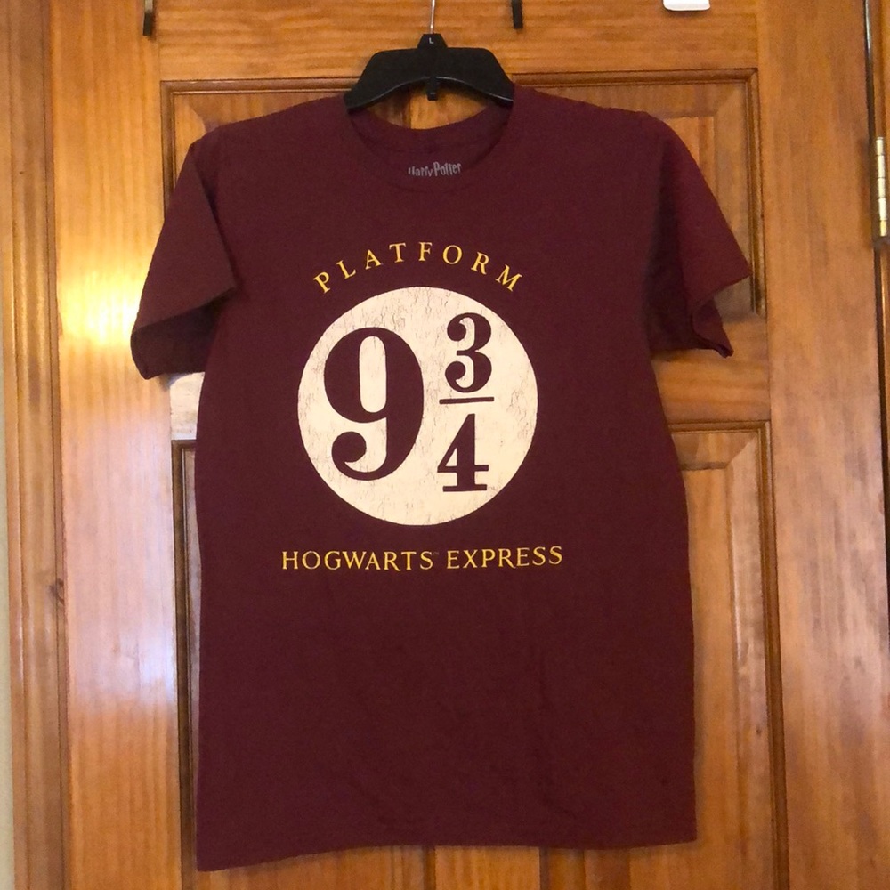 Harry Potter 9 3/4 T-Shirt. Size medium.